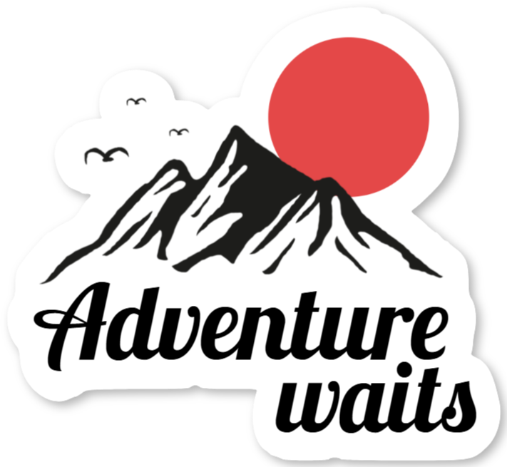 Naklejka przygodowa z górami i słońcem – Adventure waits
